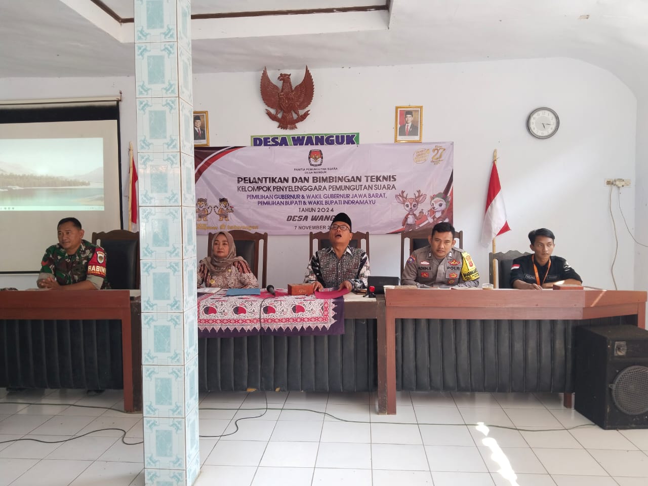 Bhabinkamtibmas Polsek Anjatan Hadiri Pelantikan Petugas KPPS Desa Wanguk